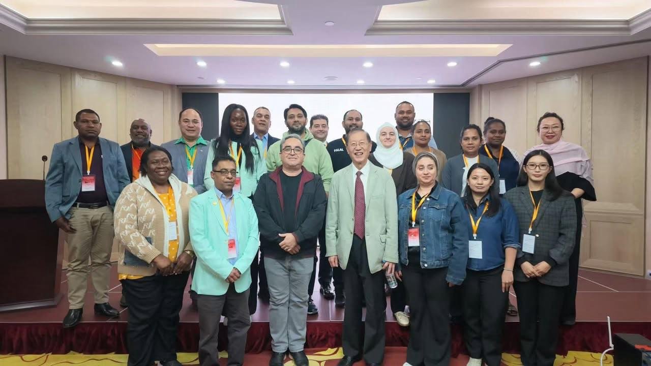 Azeripek showcases Azerbaijani silk in China